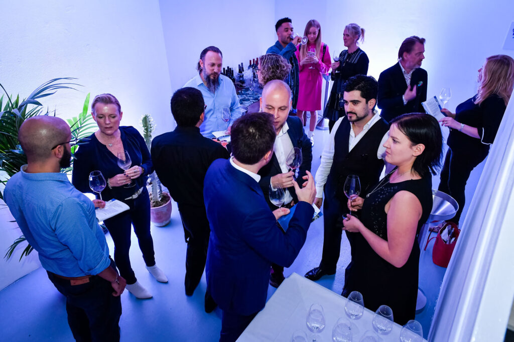 Barullo Sessions - People drinking and chatting - TOMO Events