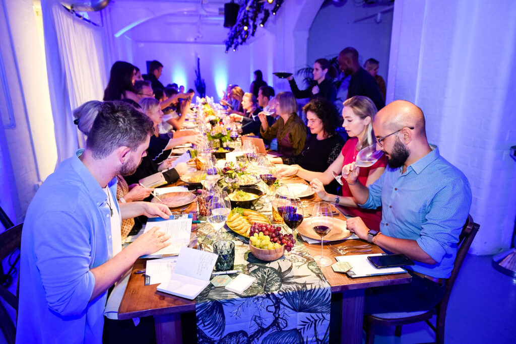 Barullo Sessions - People drinking and tasting wine at a large dinner table - TOMO Events